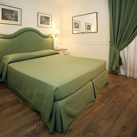Отель Residenza Ponte Sant'Angelo Рим Экстерьер фото